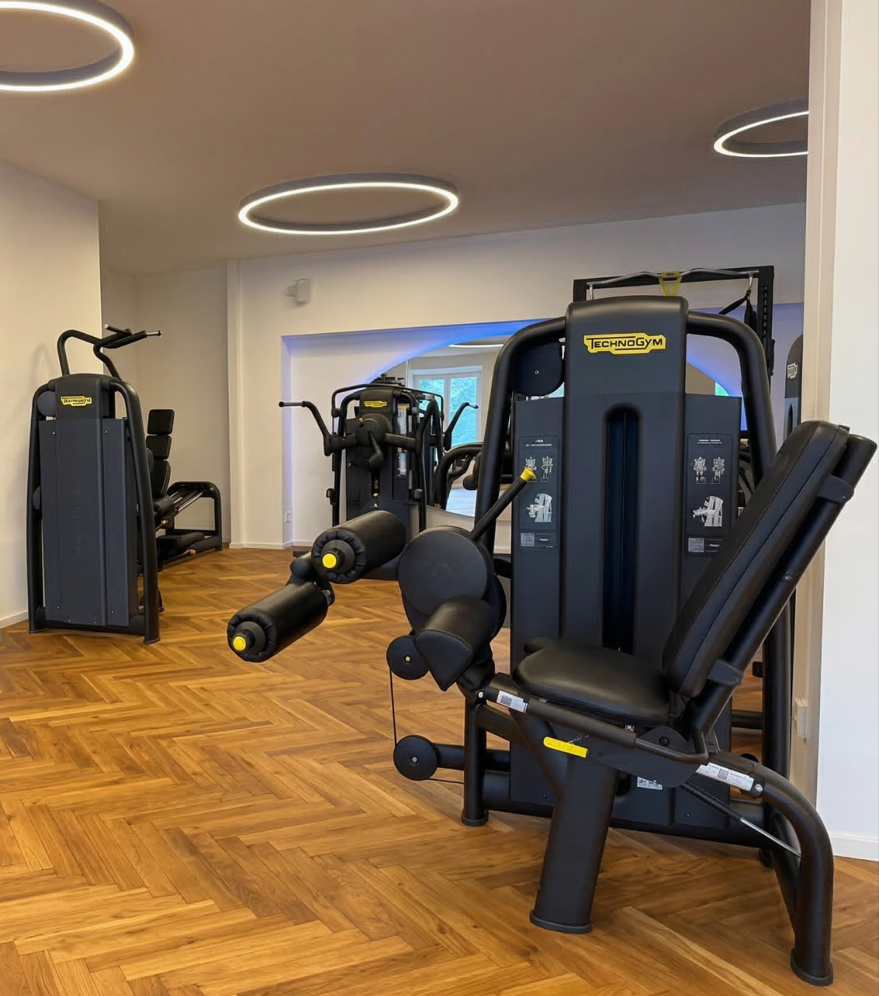 Kraftgeräte in einem modernen Technogym-Trainingsraum