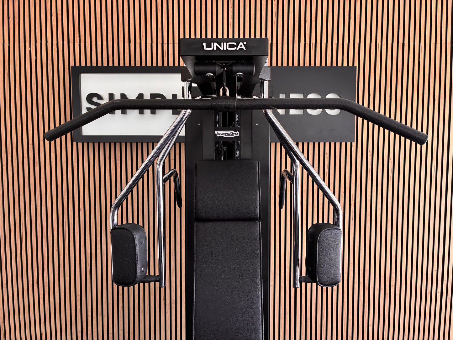 Technogym® UNICA Estación de fuerza Multi Gym (negro completo)