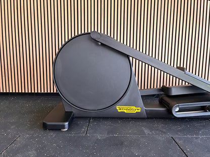 Technogym® Excite+ Live Synchro 7000 16" inkl. Adjustable Ramp