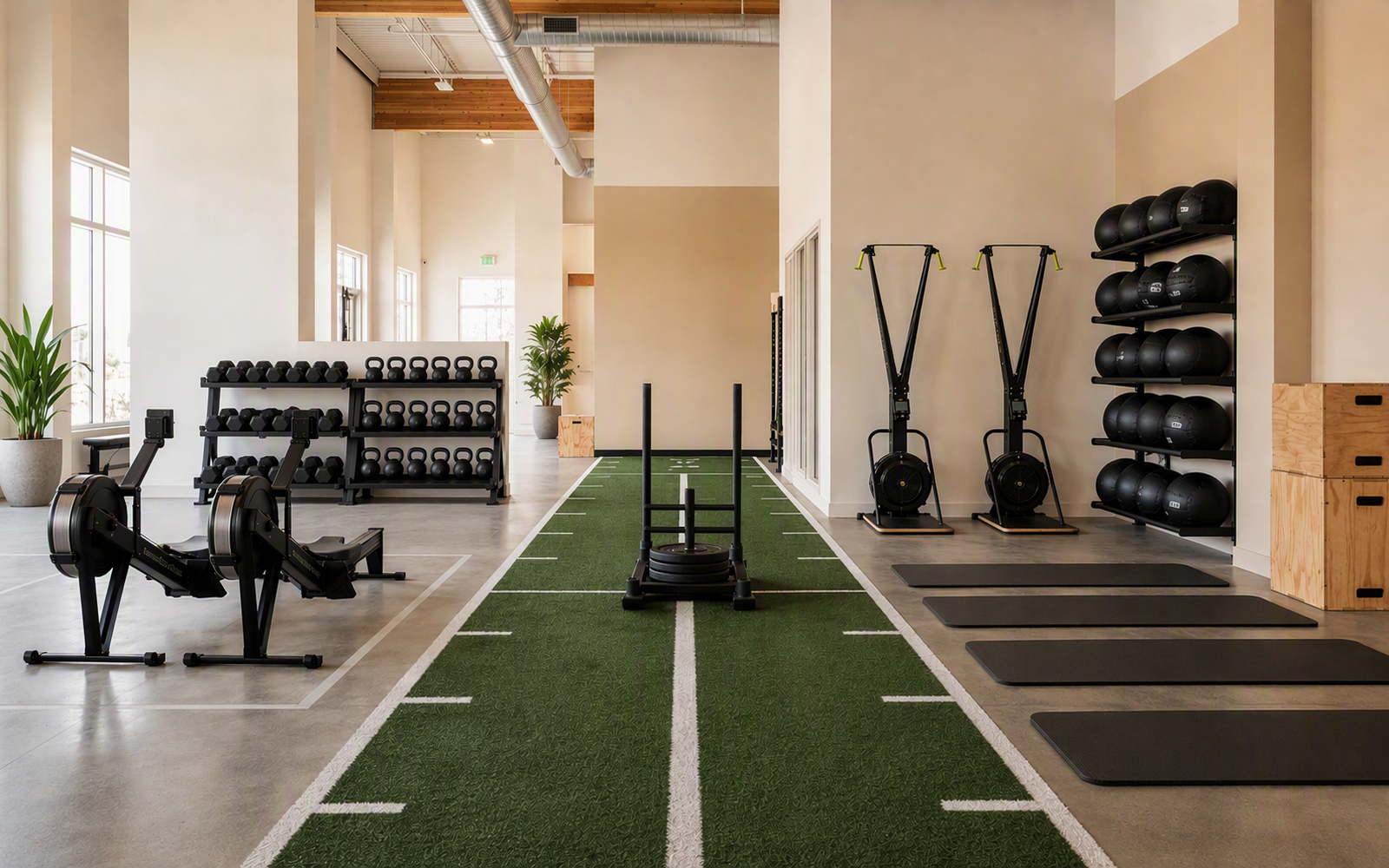 Functional-Trainingsraum mit Rudergeräten, Hanteln und Trainingsbahn